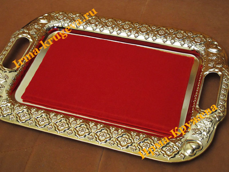 Поднос золотой 34×22×2см с красной бархатной подушкой 