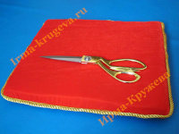 Подушка красная бархатная с золотой тесьмой 28 х 27 см (толщина 1,5 см) 